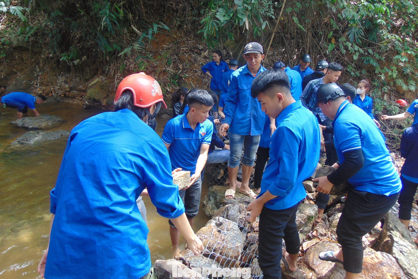 Anh Lữ Thành Long – Bí thư Huyện Đoàn Quế Phong cho biết, xuất phát từ mối quan tâm chung của toàn xã hội, bám sát chỉ đạo của huyện về phòng chống tai nạn đuối nước, thời gian qua, Đoàn các cấp trên địa bàn huyện đã thường xuyên phối hợp triển khai các hoạt động tuyên truyền phòng chống tai nạn thương tích ở trẻ; hướng dẫn kỹ năng phòng, tránh tai nạn đuối nước; rà soát, lắp đặt rào chắn, biển cảnh báo nguy hiểm ở những sông, suối, ao hồ.