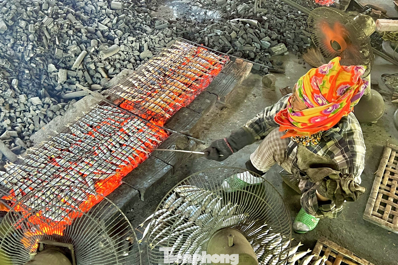 Chị Nguyễn Thị Hoa (xóm Trung Hậu, xã Diễn Vạn) cho hay: “Sáng sớm tinh mơ đã phải đi làm đến 19h công việc mới xong. Mùa hè, nhiệt độ ngoài trời có khi lên đến gần 40 độ C, chị em chúng tôi vẫn phải ngồi bên bếp than nóng rực để nướng hàng tấn cá. Mùa mưa, tuy dễ chịu hơn nhưng cá phơi lâu khô hơn nên để cá chín thơm ngon đòi hỏi thời gian nướng lâu hơn”.