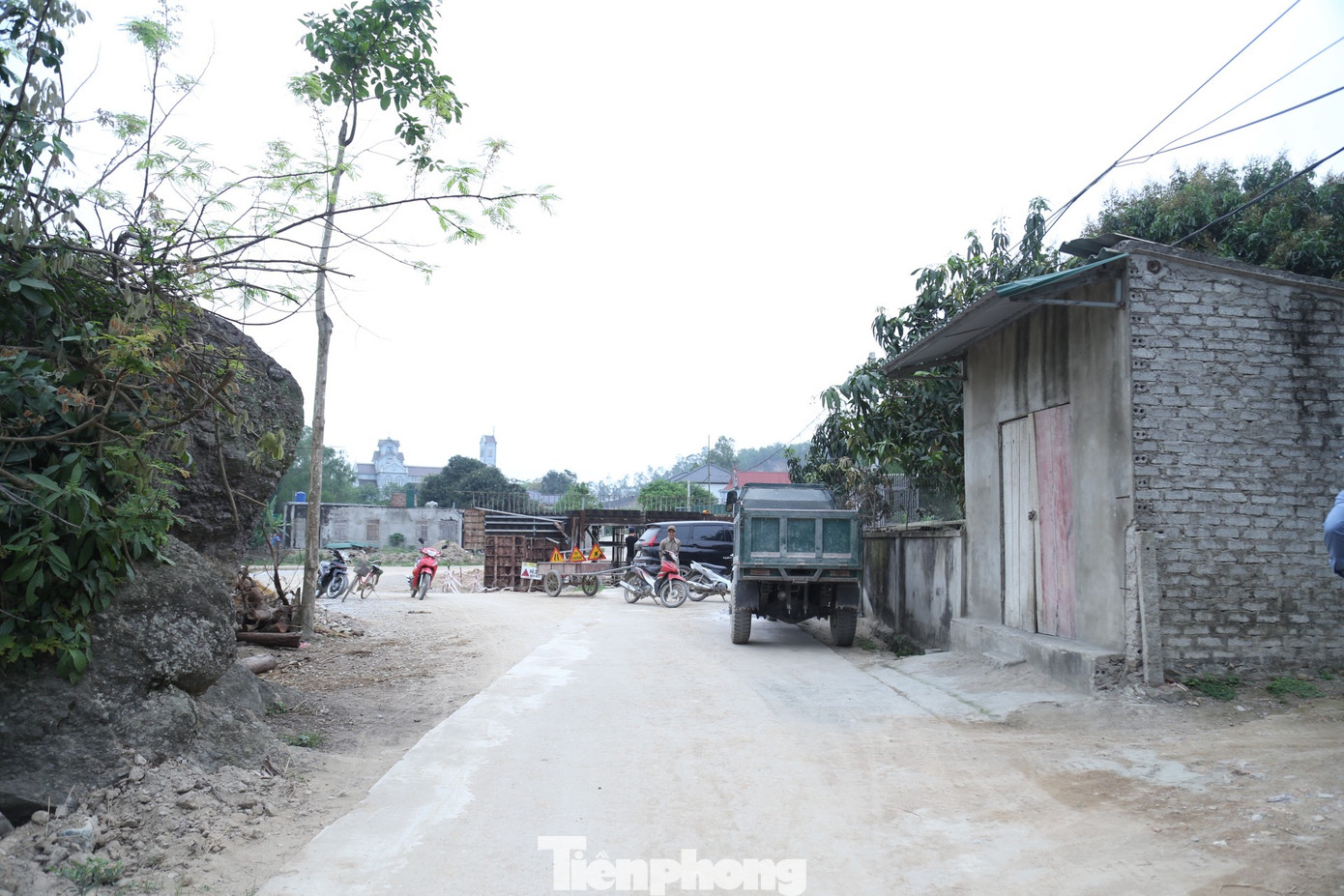 Dù đã quá hạn về bàn giao mặt bằng cao tốc Bắc - Nam, nhưng tại huyện Hưng Nguyên (Nghệ An) vẫn còn một số tồn tại chưa khắc phục, ảnh hưởng đến tiến độ thi công dự án.
