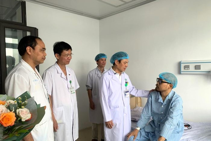 Các bác sĩ thăm hỏi, dặn dò bệnh nhân đi tái khám theo lịch trước lúc xuất viện Các bác sĩ thăm hỏi, dặn dò bệnh nhân đi tái khám theo lịch trước lúc xuất viện