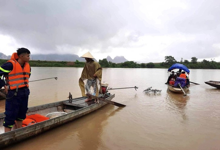 Đến trưa 21/7, lực lượng chức năng đã tìm thấy thi thể một em trên sông Lam
