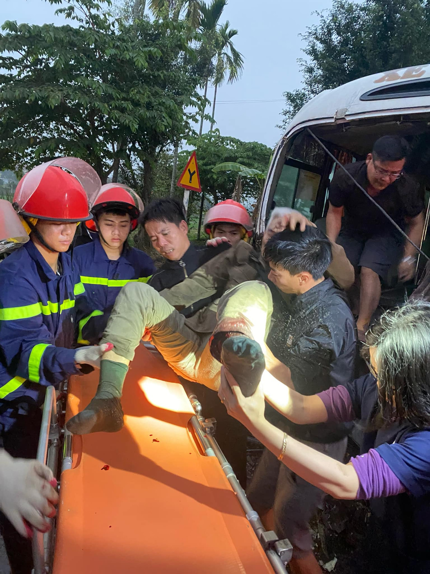 Lực lượng cứu nạn cứu hộ chuyển các nạn nhân lên xe cứu thương. Lực lượng cứu nạn cứu hộ chuyển các nạn nhân lên xe cứu thương.