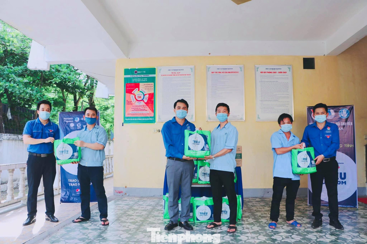 Trao 100 suất quà cho 100 công nhân thuộc 5 công ty.