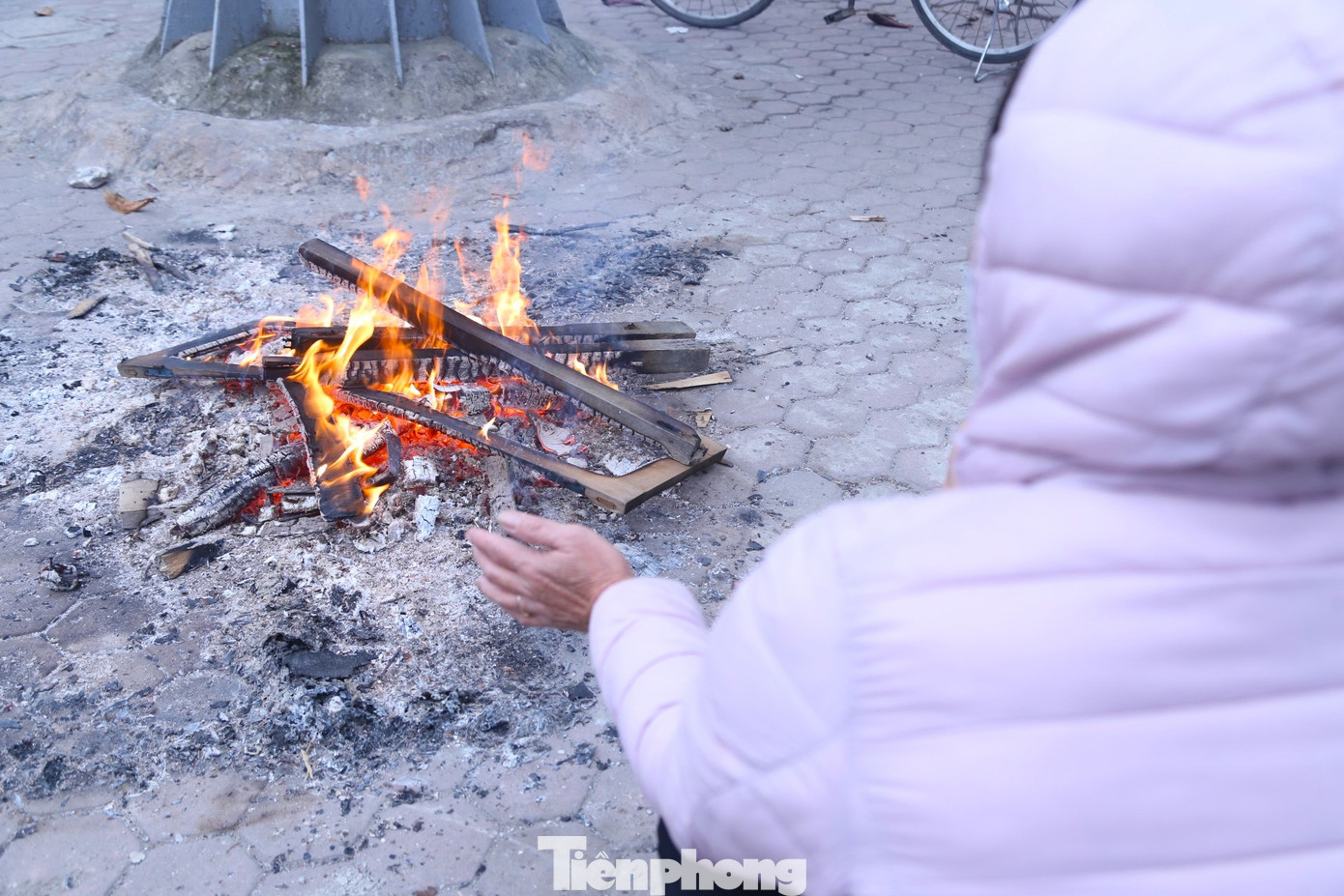 Những đống lửa do người dân đốt để sưởi ấm trong những ngày lạnh giá ở thành phố Vinh. Những đống lửa do người dân đốt để sưởi ấm trong những ngày lạnh giá ở thành phố Vinh.