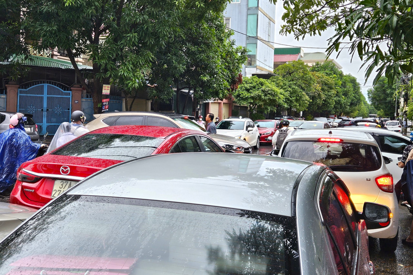 Nhiều tuyến đường ở thành phố Vinh thường xuyên ùn tắc giờ cao điểm