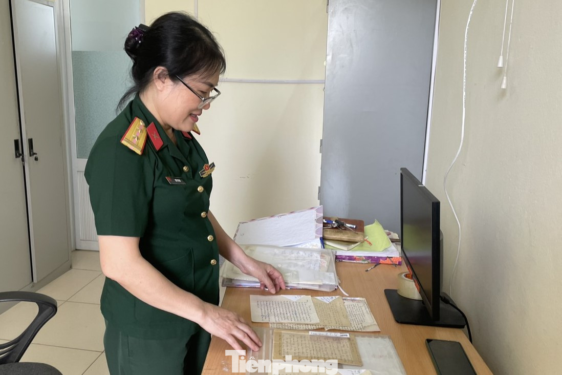 “Trong cuộc chiến đấu bảo vệ Tổ Quốc, những lá thư từ tiền tuyến gửi về hay từ hậu phương gửi đi có ý nghĩa hết sức to lớn, vừa có giá trị lịch sử, vừa có giá trị văn hóa, giá trị tinh thần và là vật chứng lịch sử. Mỗi lá thư là di sản văn hóa vô giá”, Trung tá Ngô Thị Nga chia sẻ.