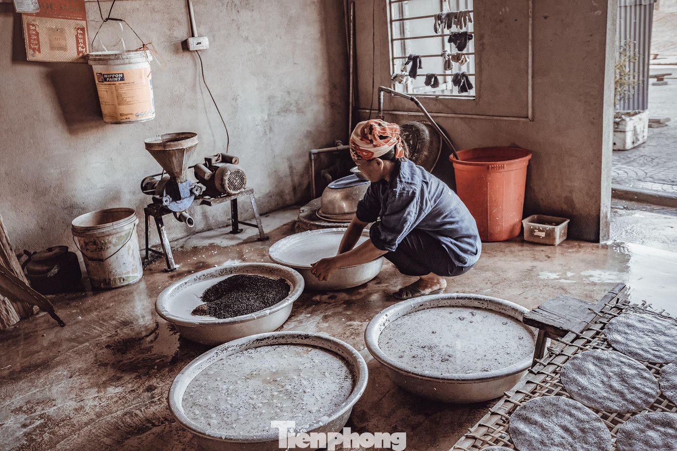 Để có một chiếc bánh đa thơm ngon, hấp dẫn, người làm bánh phải trải qua rất nhiều công đoạn. Kỳ công từ khâu chọn nguyên liệu đến chế biến, sản xuất. Trước đây, người dân tráng bánh bằng bột gạo nước, trộn với vừng đen. Nay để tăng thêm vị thơm ngon, người ta cho thêm gừng, hạt tiêu, tỏi giã nhỏ, trộn vào bột gạo để tráng.