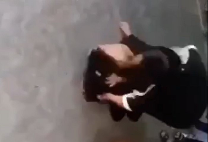 Hình ảnh nữ sinh lớp 7 bị bạn đánh, lột áo. Ảnh cắt từ clip Hình ảnh nữ sinh lớp 7 bị bạn đánh, lột áo. Ảnh cắt từ clip