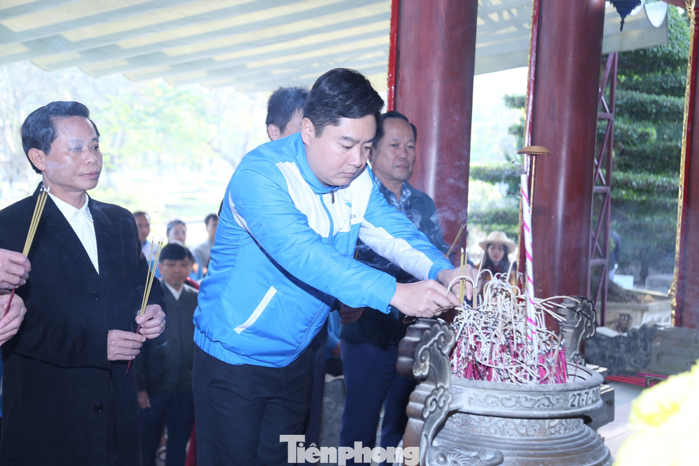 Anh Lê Văn Lương, Ủy viên Ban Thường vụ T.Ư Đoàn, Bí thư Tỉnh Đoàn Nghệ An thắp hương tưởng niệm.