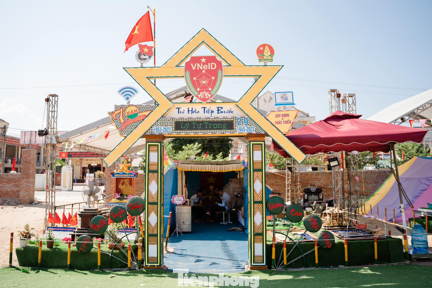 Chiếc cổng trại gắn với hoạt động định danh điện tử trong thời đại mới.