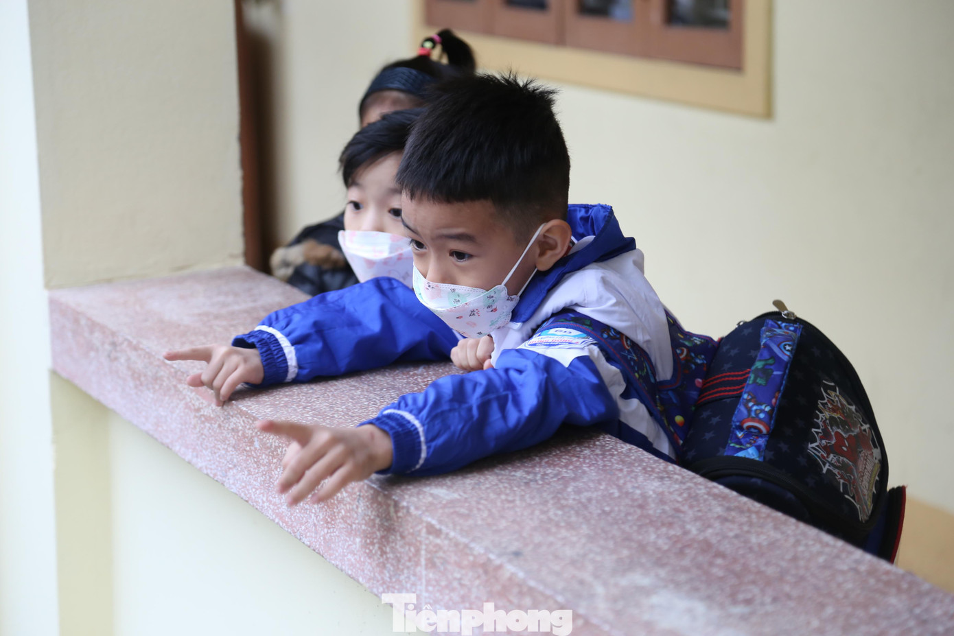 Sau nhiều tháng nghỉ học, giáo viên, học sinh đều háo hức được trở lại trường. Bạn Nguyễn Anh Thư (học sinh lớp 3B) chia sẻ: “Con rất thích đi học vì được gặp các bạn. Mẹ dặn con phải đeo khẩu trang trong lớp, phải rửa tay như mỗi lần ra khỏi nhà”