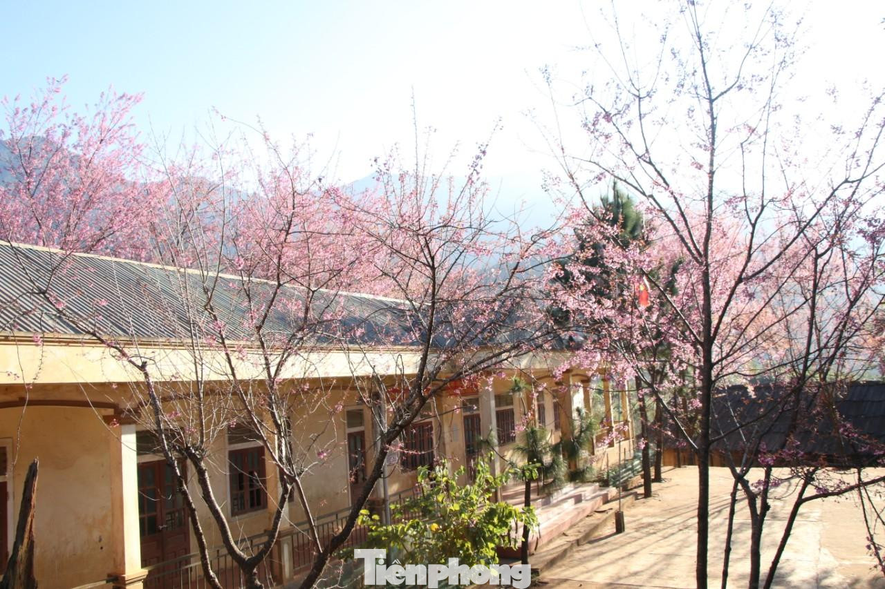 Mặc dù chỉ nằm cách trung tâm huyện hơn 30 km nhưng muốn đến được đây, phải mất hàng tiếng đồng hồ để vượt qua những đoạn đường quanh co uốn lượn.