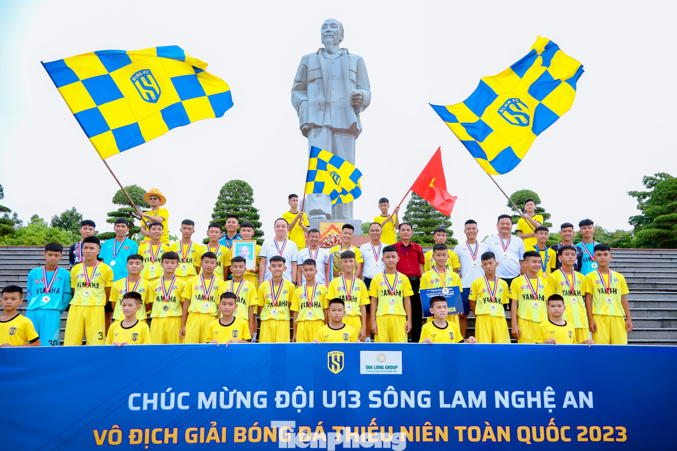 U13 Sông Lam Nghệ An dâng hoa, báo công tại Quảng trường Hồ Chí Minh
