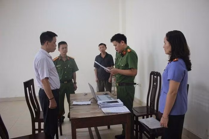 Cơ quan chức năng đọc lệnh khởi tố vụ án và ra lệnh bắt bị can để tạm giam đối với Lê Văn Bình.