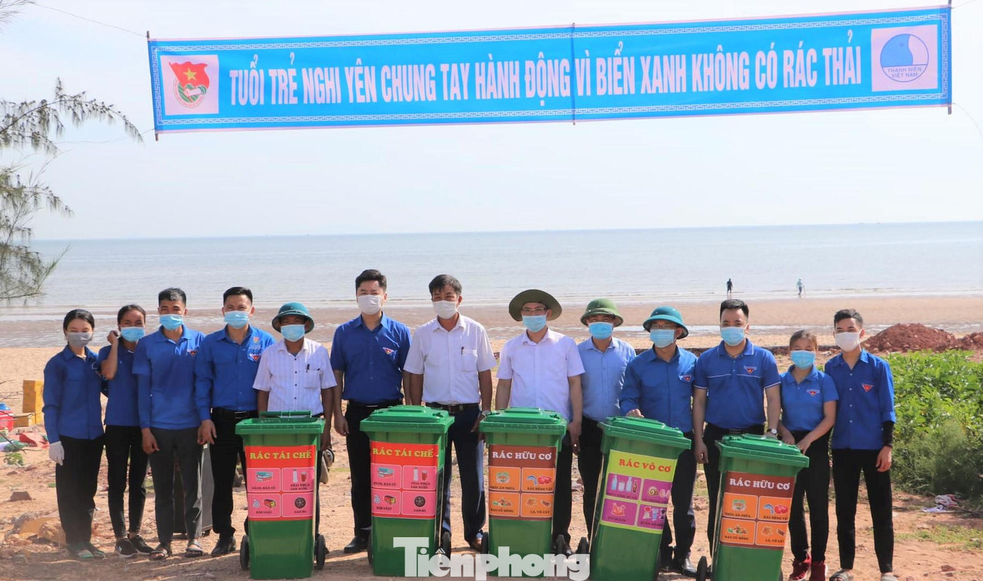 Trao tặng thùng đựng rác cho đội tình nguyện xã Nghi Yên ra quân vệ sinh môi trường biển.