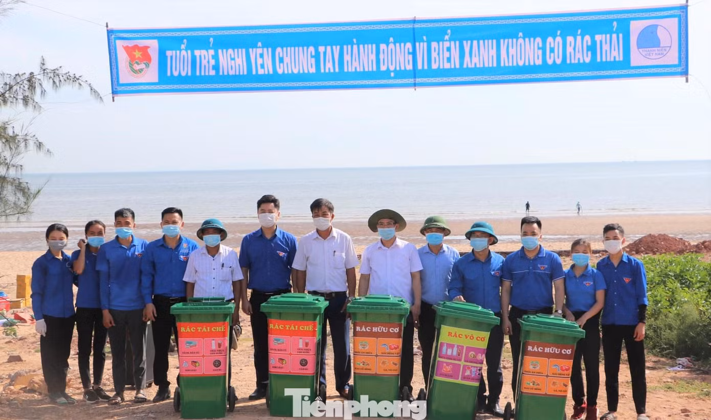Trao tặng thùng đựng rác cho đội tình nguyện xã Nghi Yên ra quân vệ sinh môi trường biển.