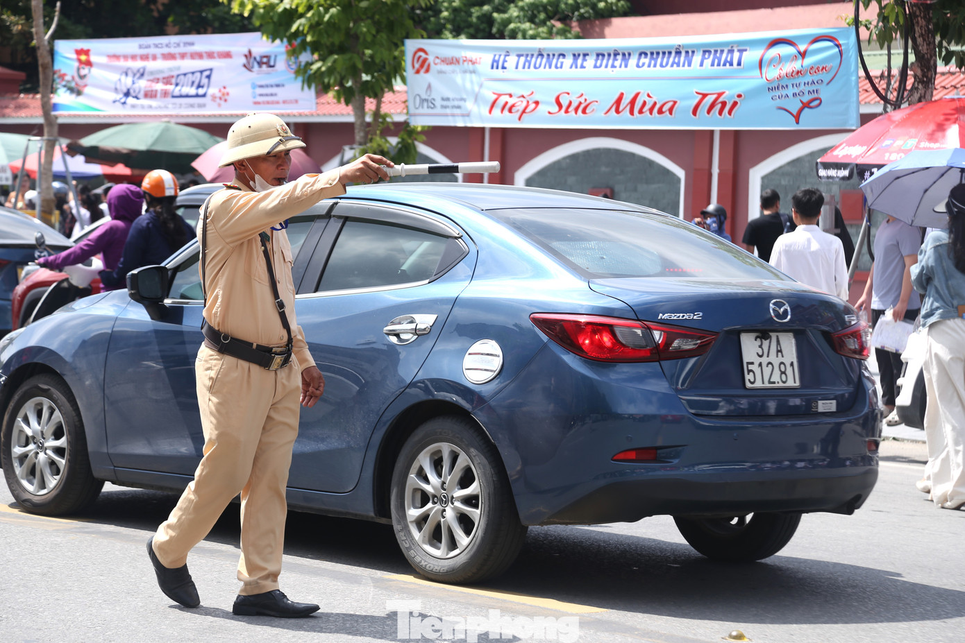 Tại cổng điểm thi Trường THPT Huỳnh Thúc Kháng nằm trên đường Lê Hồng Phong, thành phố Vinh, kết thúc giờ thi môn Ngữ Văn, có rất đông phụ huynh tập trung khu vực gần trường. Lưu lượng phương tiện tham gia trên tuyến đường đông khiến giao thông tại đây hỗn loạn. Để đảm bảo giao thông thông suốt, Tổ Cảnh sát giao thông địa bàn thành phố Vinh thuộc Phòng Cảnh sát giao thông Công an Nghệ An đã phân luồng, điều tiết giao thông.