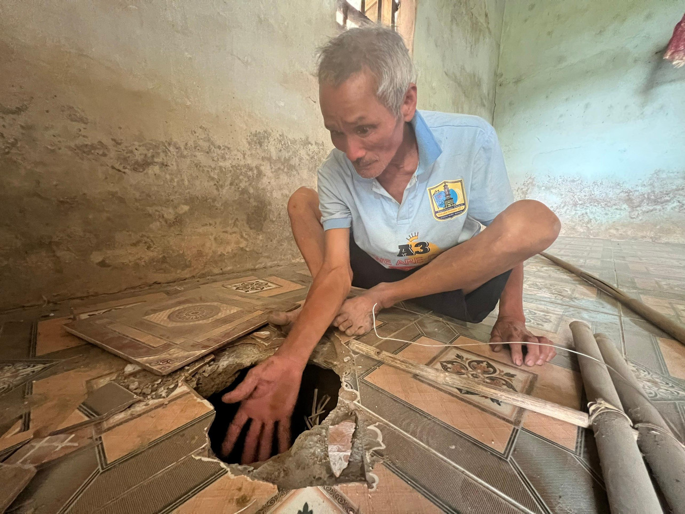 Trước đó cũng đã xuất hiện sụt lún trong nhà dân ở bản Na Hiêng, xã Châu Hồng Trước đó cũng đã xuất hiện sụt lún trong nhà dân ở bản Na Hiêng, xã Châu Hồng