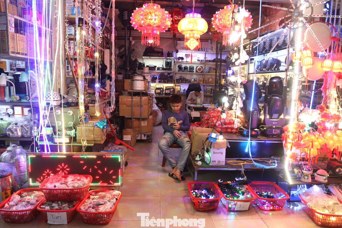 Anh Quân có thâm niên bán hàng ở đây 7 năm, ngồi lướt điện thoại để giết thời gian, thở dài: “Cả dãy chỉ toàn người bán, không có lấy một người mua. Bán không được, chúng tôi cũng không dám nhập nhiều hàng Tết”. Anh Quân có thâm niên bán hàng ở đây 7 năm, ngồi lướt điện thoại để giết thời gian, thở dài: “Cả dãy chỉ toàn người bán, không có lấy một người mua. Bán không được, chúng tôi cũng không dám nhập nhiều hàng Tết”.