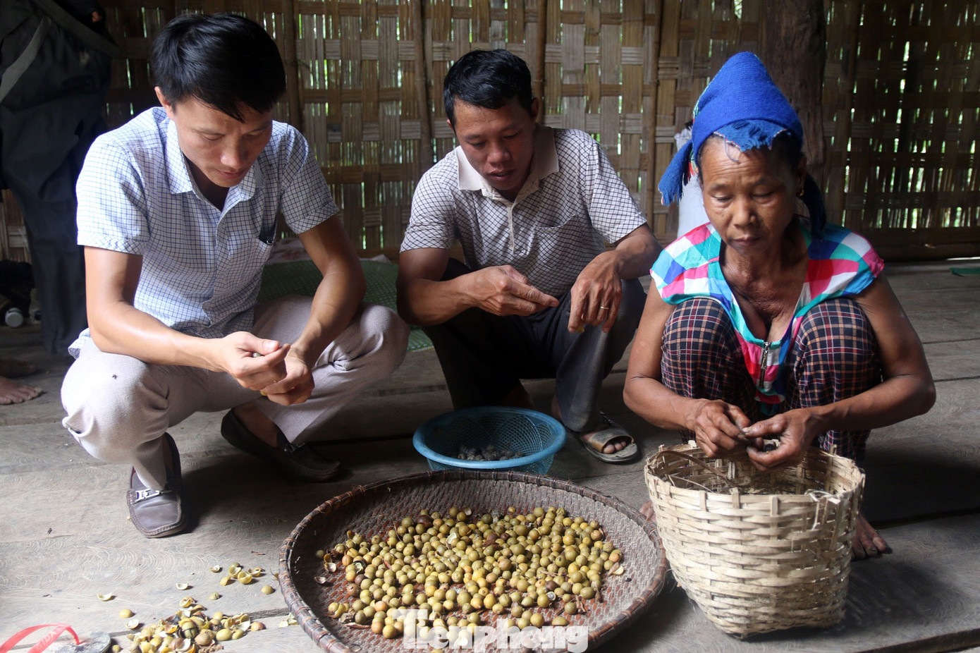 Sau khi luộc xong, những quả bo bo được người dân bóc hết sức cẩn thận để mang sấy hoặc phơi khô.