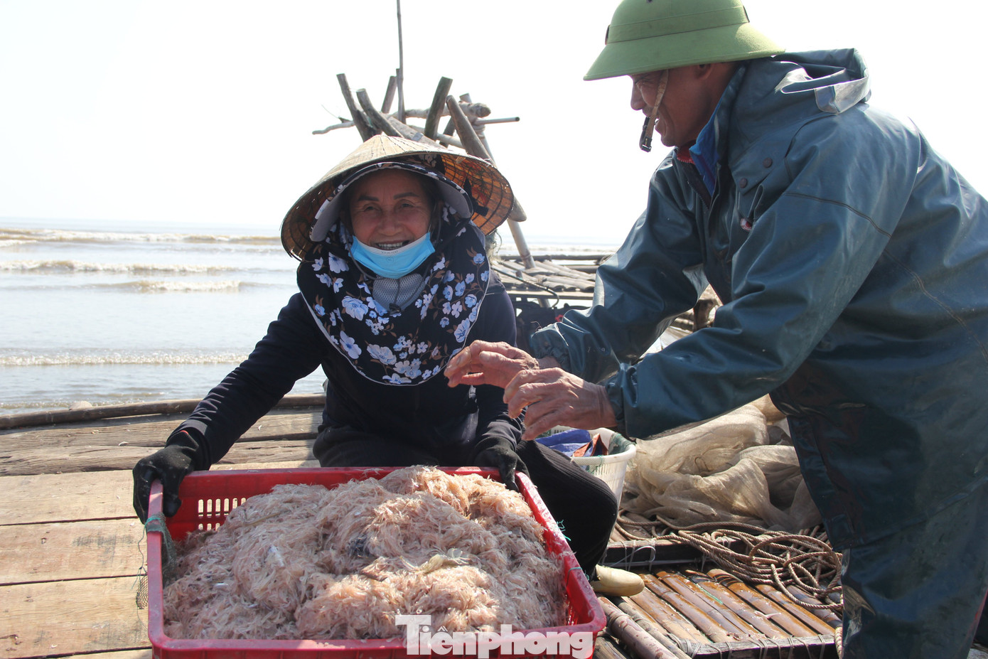 Ngư dân Bùi Thái Oánh (SN 1965, trú tại xóm Nam Tiền Tiến, xã Diễn Kim, huyện Diễn Châu) chia sẻ: “Biển lặng, thời tiết nắng ấm nên ruốc xuất hiện dày đặc. Từ 3 giờ sáng, tôi cùng vợ dậy chuẩn bị đồ đạc để ra khơi. Chuyến này tôi đánh bắt được khoảng 2 tạ ruốc. Thường thì mỗi tạ ruốc tươi sau khi phơi sẽ được hơn một yến khô, giá bán dao động từ 500.000-600.000 đồng/yến”.