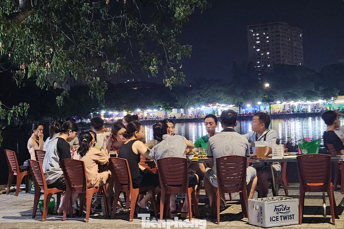 Một gia đình ngồi nhậu lúc 21h.