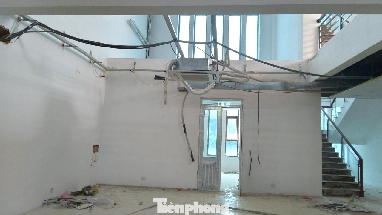 Phía trong nhà hành chính ngổn ngang, một số hạng mục có dấu hiệu xuống cấp.