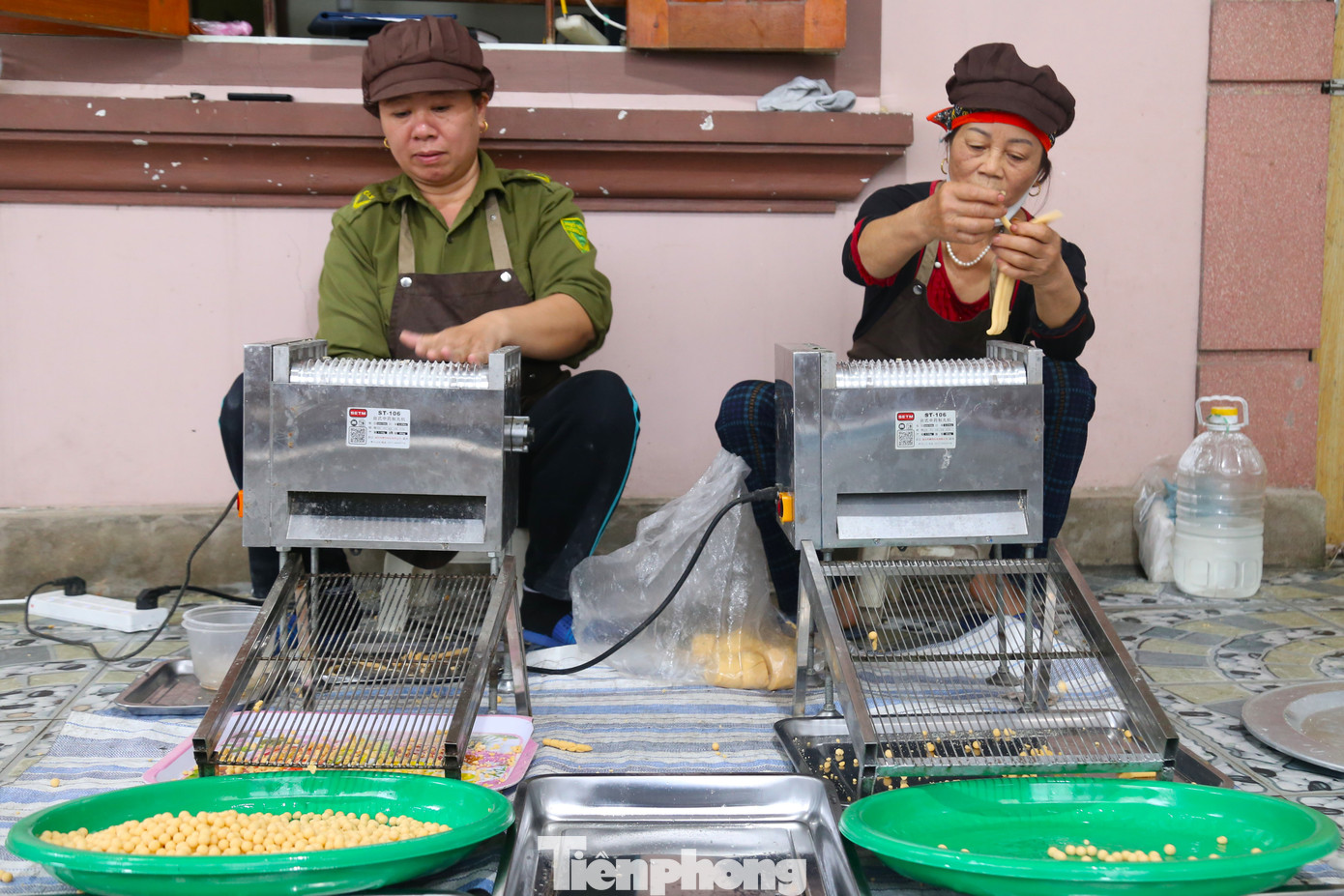 Để chuẩn bị cho vụ Tết này, gia đình anh Nguyễn Ngọc Khánh (trú xóm Làng Nam) đã chuẩn bị 10 tạ nếp, hàng vạn quả trứng gà, đường và dầu ăn. Từ tháng 11 âm lịch, cơ sở của anh đã tăng công suất gấp 3 lần để kịp cung ứng cho các đơn hàng. “Bánh cà được làm quanh năm, nhưng vào những ngày cận Tết nhu cầu sử dụng của khách hàng tăng lên. Để kịp đơn hàng dịp Tết, gia đình tôi phải thuê 4 nhân công làm 10-11 giờ/ngày. Dịp Tết này, chúng tôi sẽ cung ứng khoảng 15 tấn bánh cà ra thị trường”, anh Khánh cho hay. Để chuẩn bị cho vụ Tết này, gia đình anh Nguyễn Ngọc Khánh (trú xóm Làng Nam) đã chuẩn bị 10 tạ nếp, hàng vạn quả trứng gà, đường và dầu ăn. Từ tháng 11 âm lịch, cơ sở của anh đã tăng công suất gấp 3 lần để kịp cung ứng cho các đơn hàng. “Bánh cà được làm quanh năm, nhưng vào những ngày cận Tết nhu cầu sử dụng của khách hàng tăng lên. Để kịp đơn hàng dịp Tết, gia đình tôi phải thuê 4 nhân công làm 10-11 giờ/ngày. Dịp Tết này, chúng tôi sẽ cung ứng khoảng 15 tấn bánh cà ra thị trường”, anh Khánh cho hay.