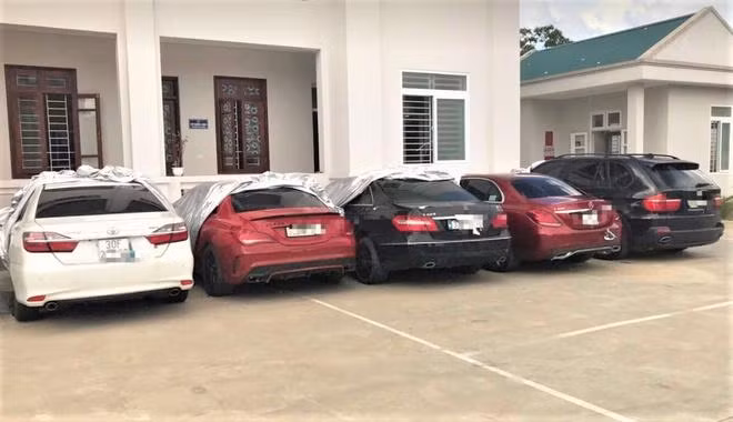 5 xe hạng sang không có giấy tờ hợp lệ bị thu hồi. 5 xe hạng sang không có giấy tờ hợp lệ bị thu hồi.