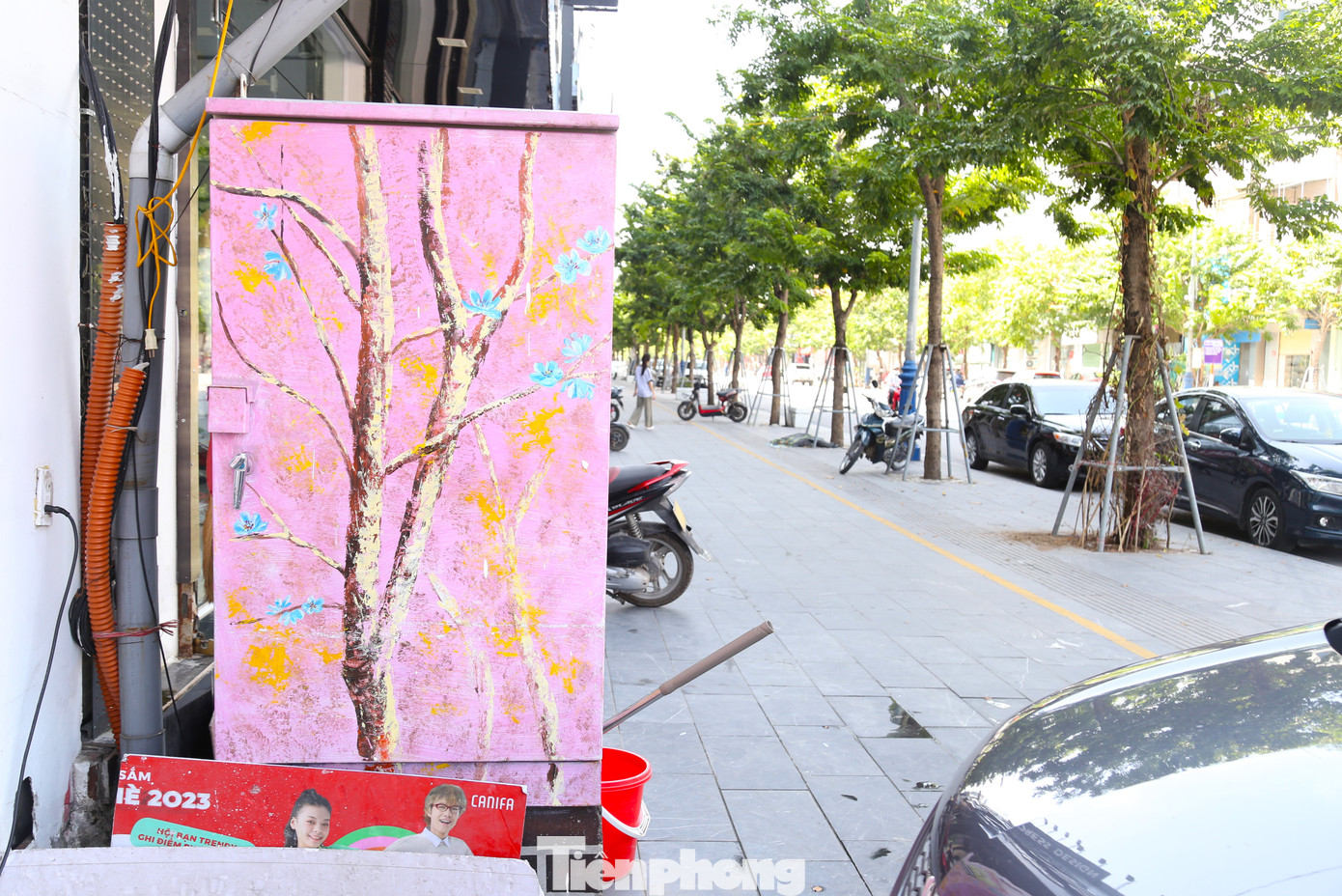 Tuyến phố Nguyễn Văn Cừ trở nên đẹp, có sức sống hơn nhờ những bức họa trên các tủ điện.