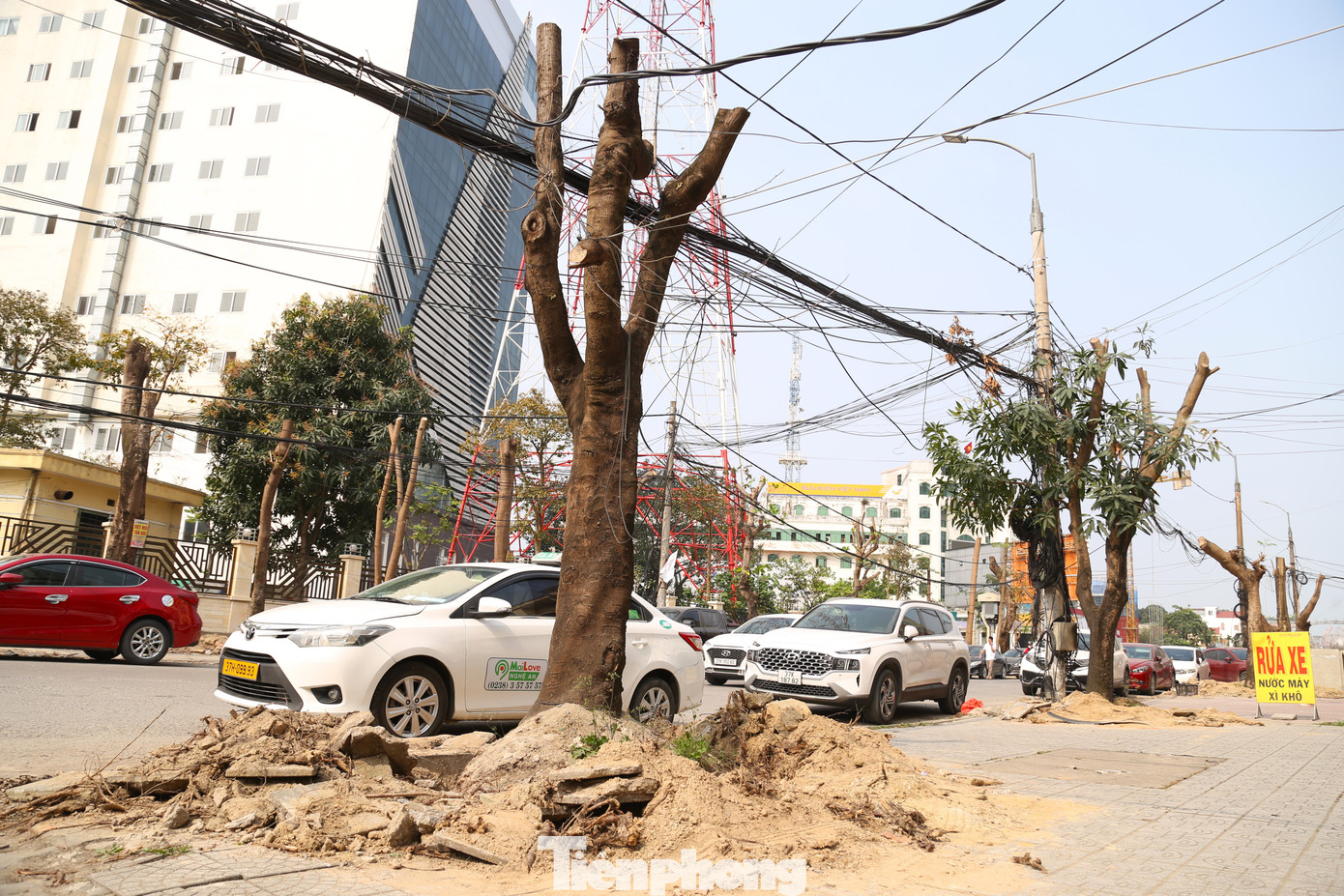 Người dân địa phương kiến nghị, cơ quan chức năng sớm thi công dự án hoặc có biện pháp đảm bảo an toàn, mỹ quan đô thị khi thời gian dài không thi công.