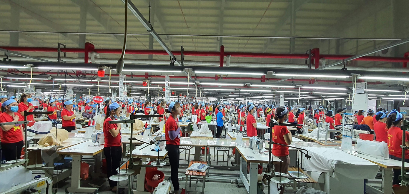 Hàng nghìn công nhân Công ty TNHH Wooin Vina mặc áo đỏ sao vàng, chào cờ, hát Quốc ca. Hàng nghìn công nhân Công ty TNHH Wooin Vina mặc áo đỏ sao vàng, chào cờ, hát Quốc ca.