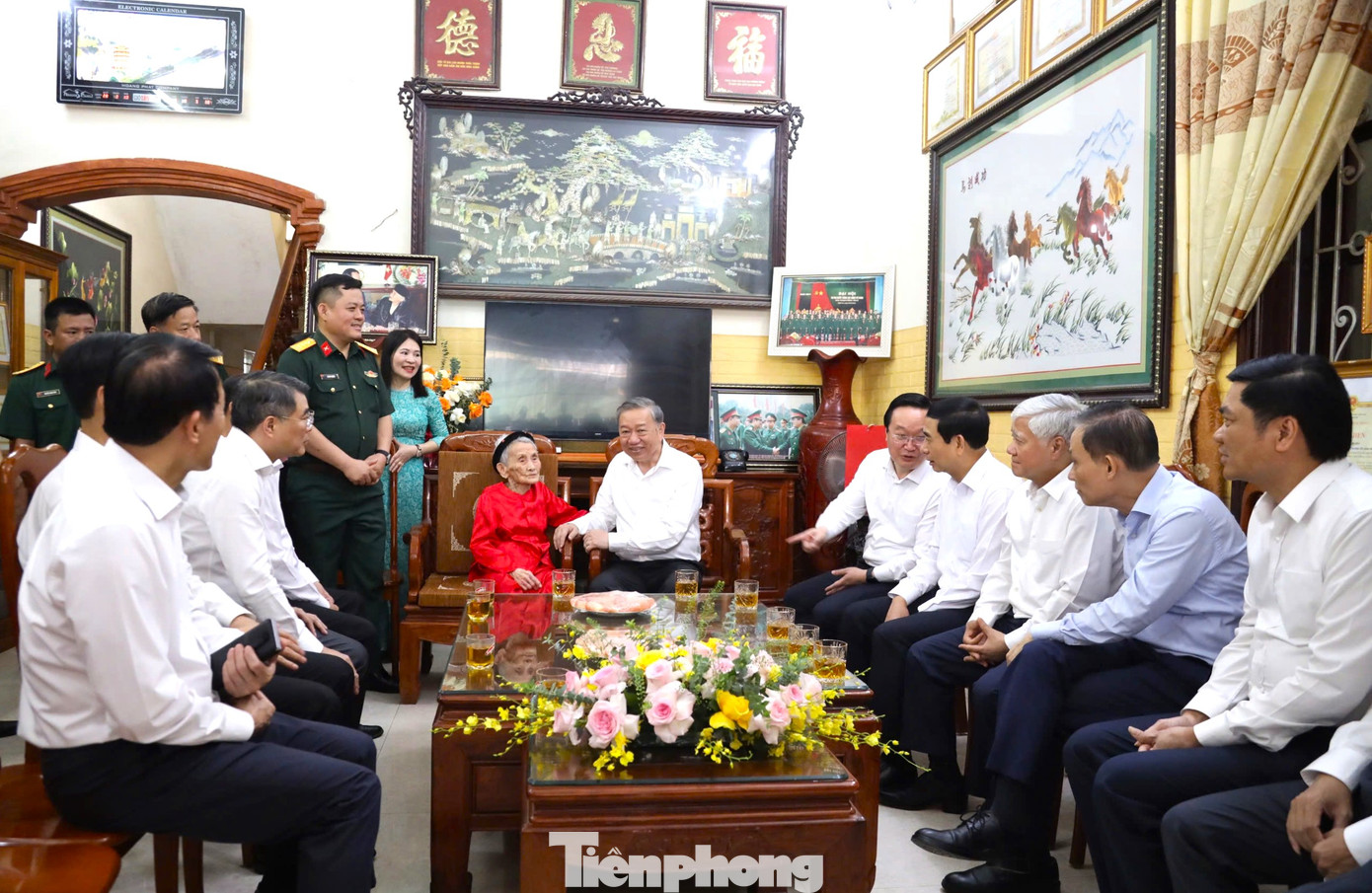 Tổng Bí thư Tô Lâm cùng đoàn công tác Trung ương, tỉnh Nghệ An ân cần trò chuyện, thăm hỏi gia đình Mẹ Việt Nam Anh hùng Lê Thị Sáu. Tổng Bí thư Tô Lâm cùng đoàn công tác Trung ương, tỉnh Nghệ An ân cần trò chuyện, thăm hỏi gia đình Mẹ Việt Nam Anh hùng Lê Thị Sáu.