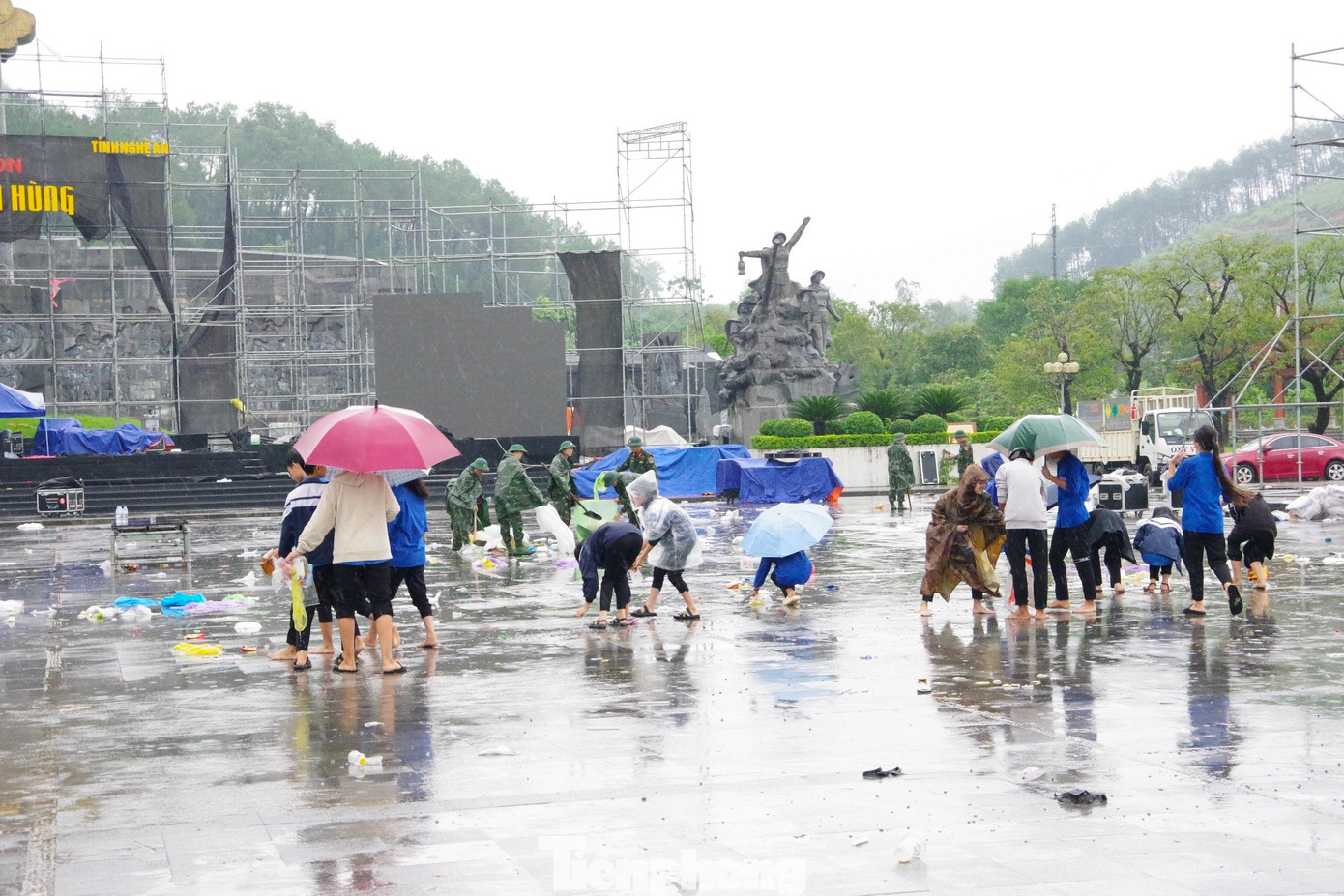 Sau chương trình, trên khuôn viên Khu di tích lịch sử Quốc gia Truông Bồn có nhiều rác thải như chai nhựa, túi nilon,... Sau chương trình, trên khuôn viên Khu di tích lịch sử Quốc gia Truông Bồn có nhiều rác thải như chai nhựa, túi nilon,...