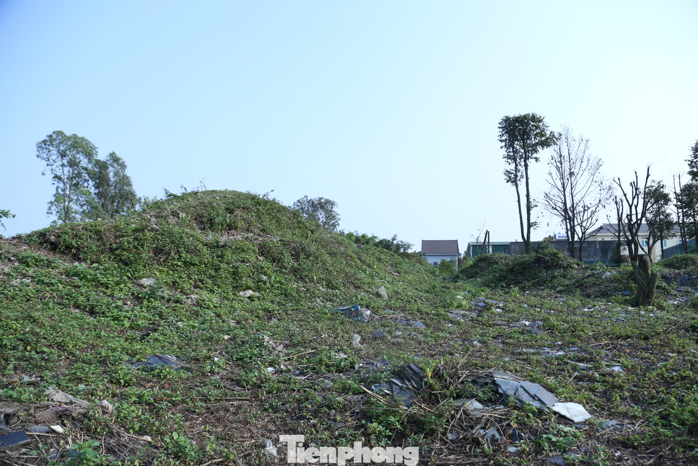 Rác chất cao hơn cả nhà dân. Rác chất cao hơn cả nhà dân.