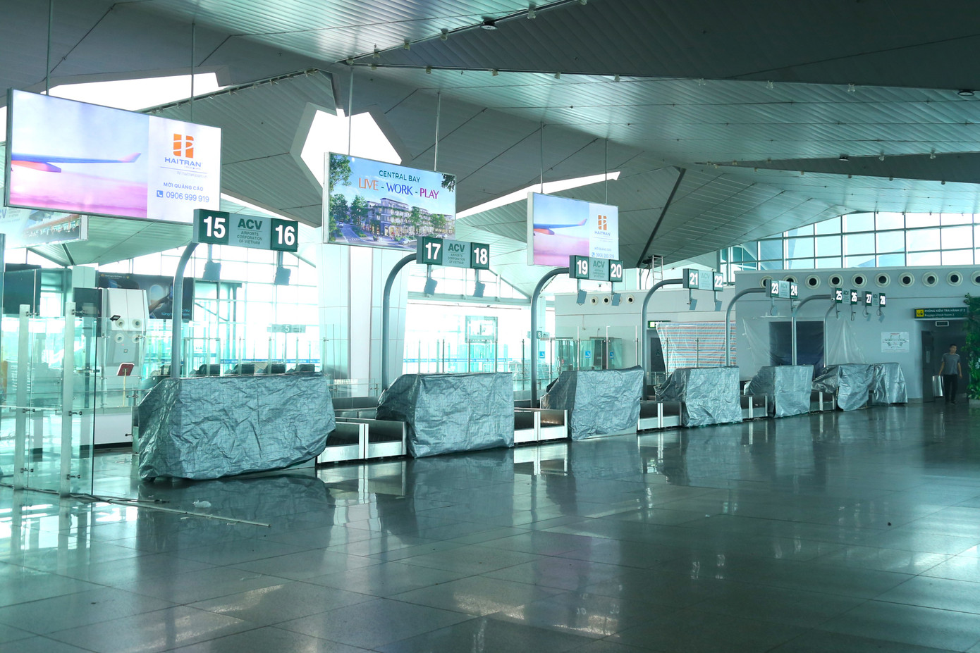 Ghi nhận của PV sáng 3/7 tại sân bay Vinh, khung cảnh vắng lặng. Khu vực quầy check-in, dãy ghế ngồi chờ tại sân bay Vinh được phủ bạt kín. Các quầy hàng phục vụ du khách đóng cửa, quây kín bạt. Ghi nhận của PV sáng 3/7 tại sân bay Vinh, khung cảnh vắng lặng. Khu vực quầy check-in, dãy ghế ngồi chờ tại sân bay Vinh được phủ bạt kín. Các quầy hàng phục vụ du khách đóng cửa, quây kín bạt.