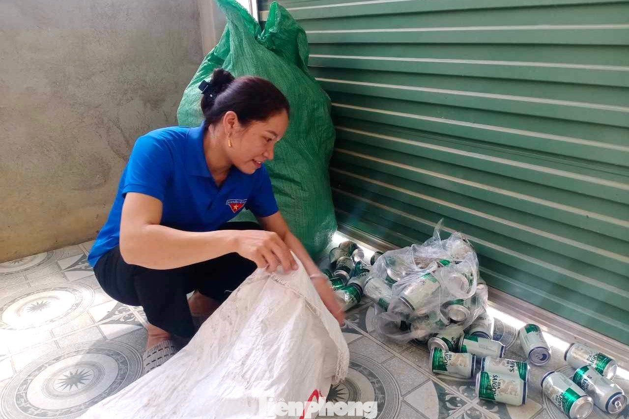 Thu gom phế liệu để bán gây quỹ tiếp sức đến trường.