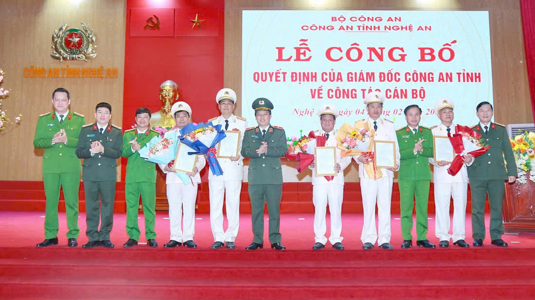 Ban giám đốc Công an tỉnh Nghệ An chúc mừng 5 lãnh đạo chủ chốt cấp phòng và công an cấp huyện nghỉ hưu.