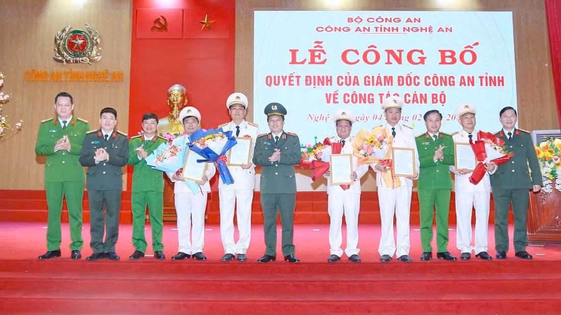 Ban giám đốc Công an tỉnh Nghệ An chúc mừng 5 lãnh đạo chủ chốt cấp phòng và công an cấp huyện nghỉ hưu.