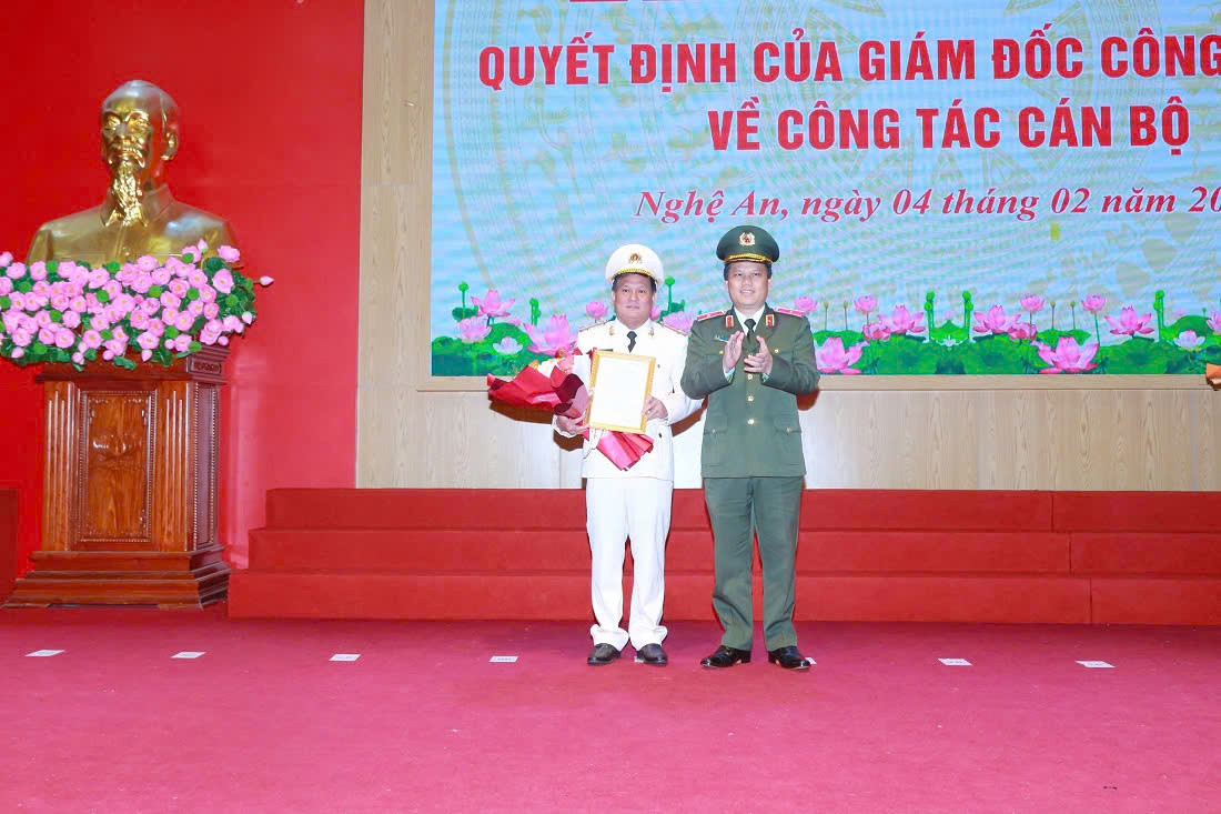 Thiếu tướng Bùi Quang Thanh trao quyết định nghỉ hưu cho Đại tá Trần Thăng Long, Trưởng phòng Hậu cần Công an tỉnh Nghệ An.