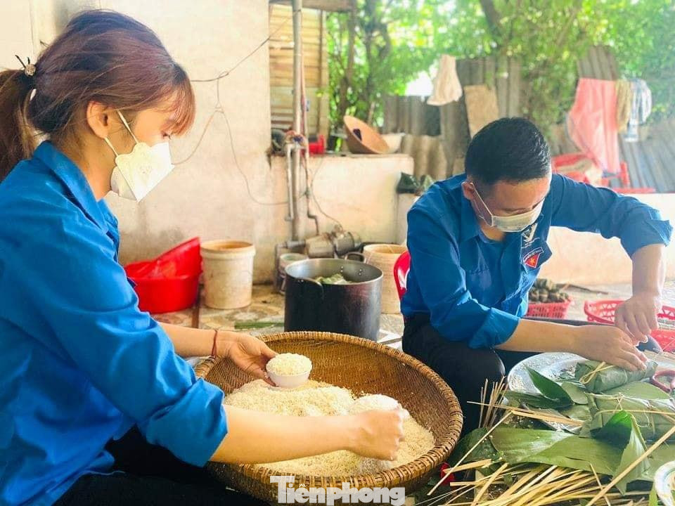 Mỗi người một công việc: người cắt lá dong, người vo gạo, thái thịt và người nấu đậu xanh rồi cho vào khuôn, gói ghém cẩn thận.