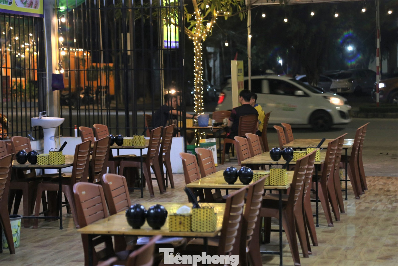 20 giờ tối, quán bia trên đường Lê Mao kéo dài chỉ có một bàn có khách.