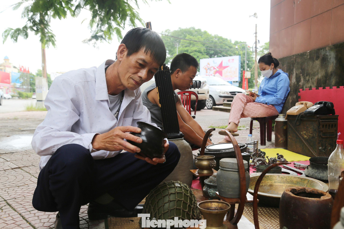 Tại đây có khoảng 10 gian hàng, mỗi gian có hàng chục món đồ, được bài trí bắt mắt.