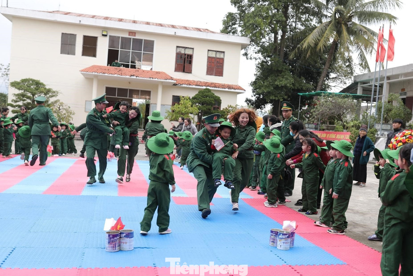 Trải nghiệm thực tế nơi làm việc, học tập, rèn luyện, cuộc sống của môi trường quân ngũ, trẻ học được tính kỷ luật, nề nếp và hiểu được giờ giấc sinh hoạt của các chú bộ đội. Trải nghiệm thực tế nơi làm việc, học tập, rèn luyện, cuộc sống của môi trường quân ngũ, trẻ học được tính kỷ luật, nề nếp và hiểu được giờ giấc sinh hoạt của các chú bộ đội.