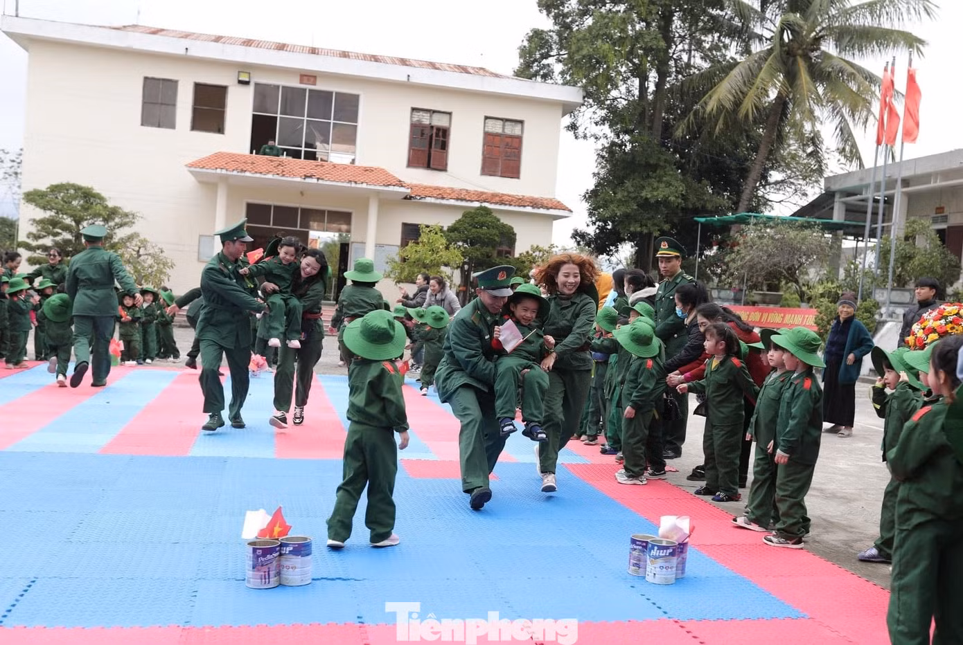 Trải nghiệm thực tế nơi làm việc, học tập, rèn luyện, cuộc sống của môi trường quân ngũ, trẻ học được tính kỷ luật, nề nếp và hiểu được giờ giấc sinh hoạt của các chú bộ đội. Trải nghiệm thực tế nơi làm việc, học tập, rèn luyện, cuộc sống của môi trường quân ngũ, trẻ học được tính kỷ luật, nề nếp và hiểu được giờ giấc sinh hoạt của các chú bộ đội.