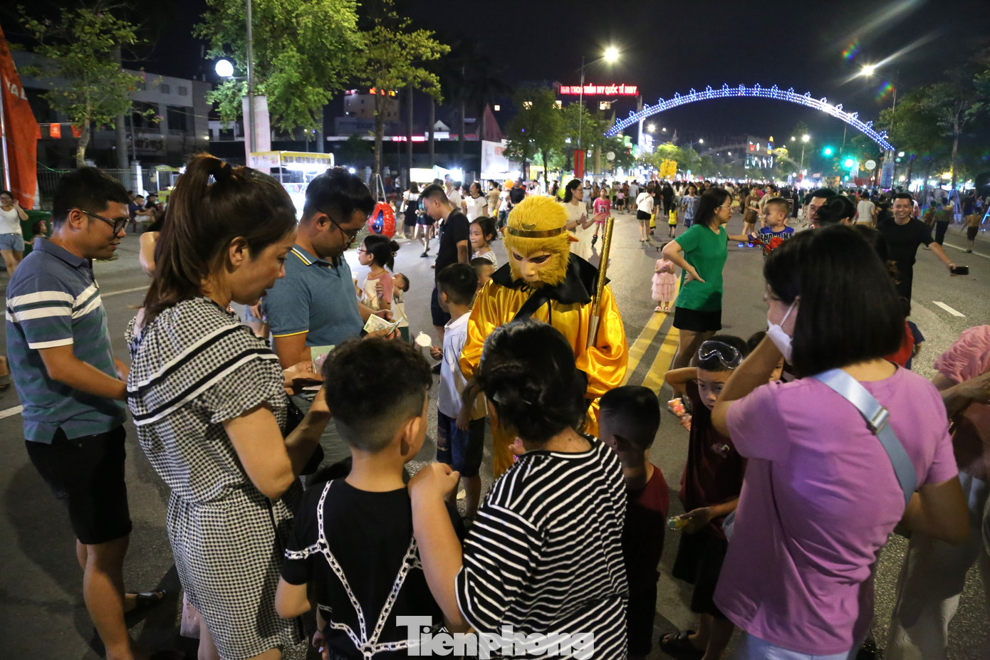 Tôn Ngộ Không xuất hiện trên phố đi bộ TP Vinh thu hút các bạn nhỏ.