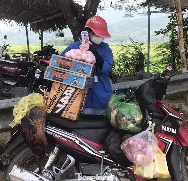 Theo chị Hiệp, mỗi ngày, đội shipper áo xanh nhận ship trên dưới 300 đơn hàng. Tất cả đều làm việc với tinh thần nhiệt huyết, trách nhiệm và tuân thủ nghiêm các quy định phòng, chống dịch.