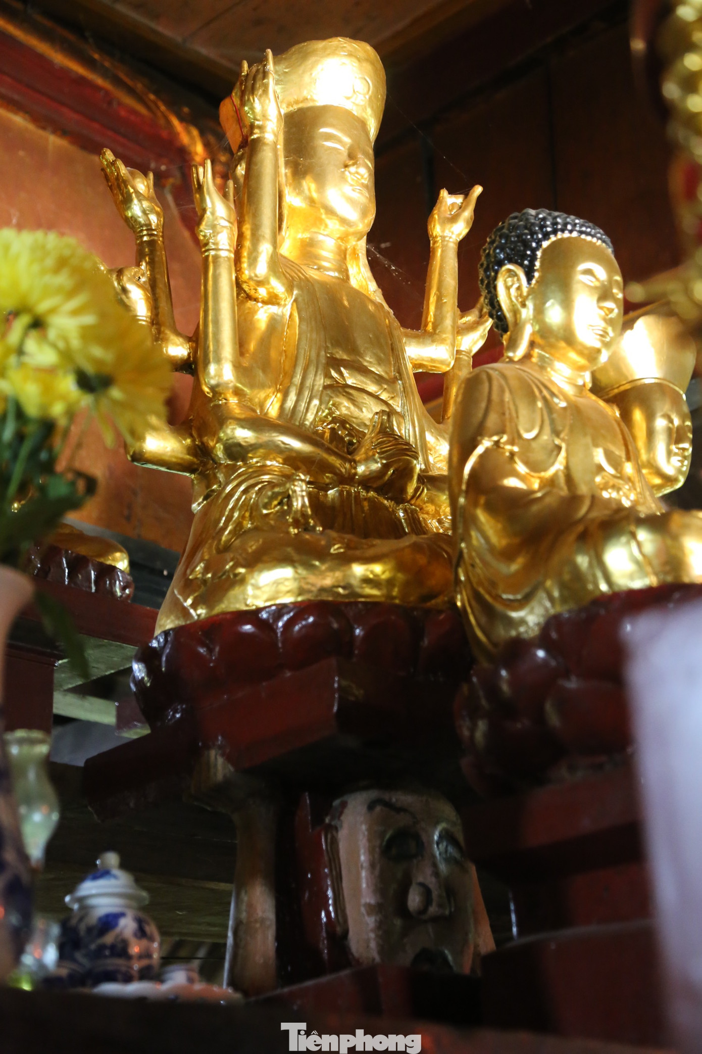 Trong đó, tượng Phật bà Quan Âm 12 tay hay còn gọi là tượng “đầu người đội Phật” là pho tượng cổ duy nhất còn sót lại từ ngày ngôi chùa được xây dựng, tính đến nay đã hơn 1.000 năm. Bức tượng cao tầm 1,2 m được bài trí nơi trang trọng nhất, tuy nhiên do đầu người nằm thấp dưới đáy tượng Phật Bà nên ít người nhìn thấy toàn cảnh trọn vẹn của bức tượng cổ. Chỉ khi vào sâu trong nội điện, luồn người đi qua các bức tượng khác mới thấy rõ đầu người đội tượng Phật Bà.