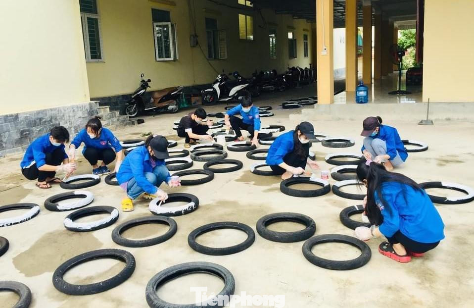 Biết được việc làm ý nghĩa, thiết thực của các bạn trẻ, một số thợ sửa xe trên địa bàn đã tình nguyện hỗ trợ các loại lốp cũ, sau đó được đoàn viên thanh niên tái chế thành những chiếc thang cứu đuối.