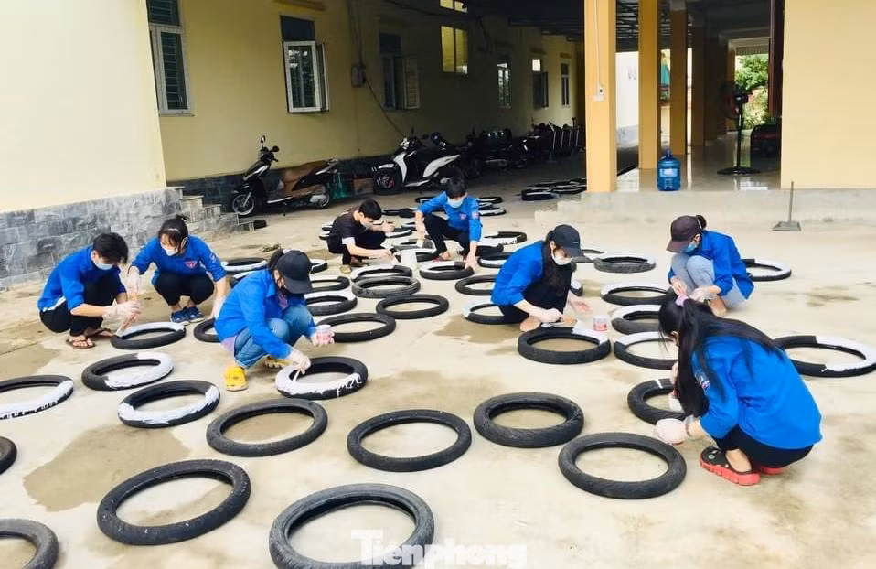 Biết được việc làm ý nghĩa, thiết thực của các bạn trẻ, một số thợ sửa xe trên địa bàn đã tình nguyện hỗ trợ các loại lốp cũ, sau đó được đoàn viên thanh niên tái chế thành những chiếc thang cứu đuối.